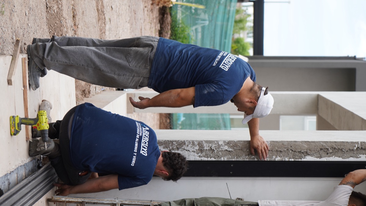 Equipo Abercuyo instalando aberturas